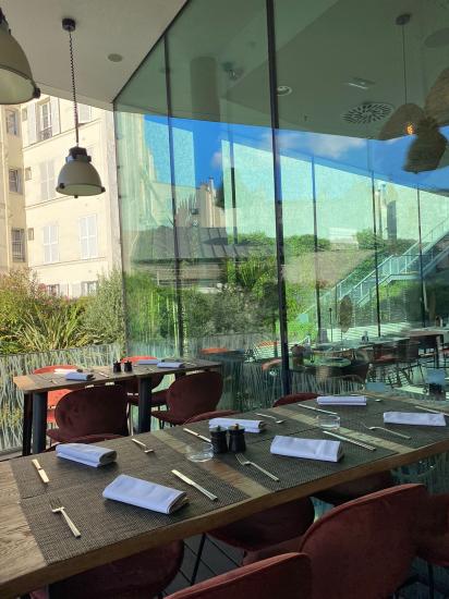 Restaurant bar Solis - Al fresco dining avec vue sur notre oasis extérieure