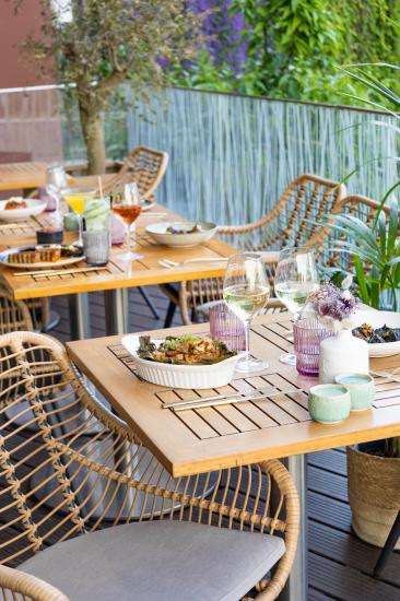 Restaurant bar Solis - Profitez du soleil méditerranéen sur notre terrasse ombragée à l'abri de l'effervescence parisienne